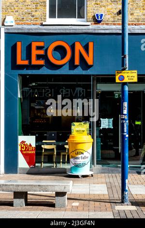 Kingston upon Thames London UK, avril 07 2022, Leon Fast Food High Street Restaurant Shop Front avec panneau et logo pas de personnes Banque D'Images