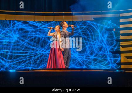 La finaliste Aynelis Victores (à gauche) se présentant avec Duany Ramos sur la scène de la salle Avellaneda au Théâtre national de Cuba. La musique de San Remo Banque D'Images