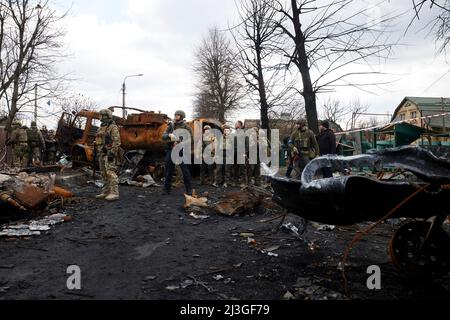 Le président ukrainien Volodymyr Zelenskyya visité la ville de Bucha, dans la région de Kiev, où des massacres de civils ont eu lieu pendant l'occupation par les troupes russes. Le chef de l'État s'est rendu au centre d'aide humanitaire et a parlé aux résidents locaux. Le maire de Bucha, Anatoliy Fedoruk, a parlé au Président de la situation humanitaire dans la ville, de l'état d'avancement de la recherche des cadavres, de l'évaluation des dommages causés par les occupants à des biens privés et communautaires et du rythme de reconstruction de la ville. Banque D'Images