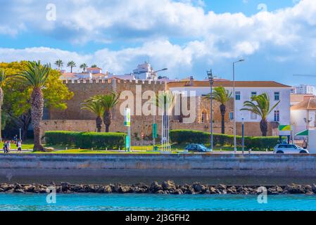 Vue sur un château dans la ville portugaise de Lagos. Banque D'Images