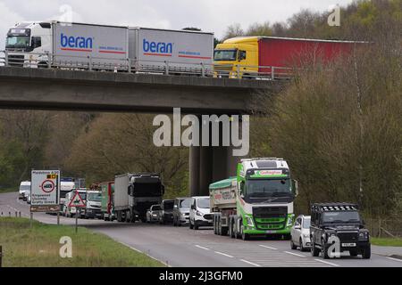 Des camions ont été mis en file d'attente à l'opération Brock sur le M20 (en haut), tandis que les voitures et le trafic domestique faisaient la queue le long du A20 (en bas) près de Maidstone, dans le Kent, alors que des retards de fret se poursuivaient au port de Douvres, dans le Kent, où les services de traversier de P&O restent suspendus après que l'entreprise ait mis à pied 800 employés Date de la photo: Vendredi 8 avril 2022. Banque D'Images