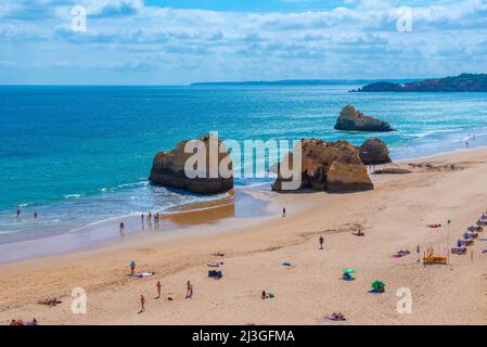 Vue sur Praia dos Tres Castelos au Portugal. Banque D'Images