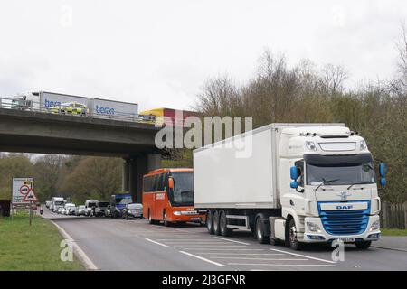 Des camions ont été mis en file d'attente à l'opération Brock sur le M20 (en haut), tandis que les voitures et le trafic domestique faisaient la queue le long du A20 (en bas) près de Maidstone, dans le Kent, alors que des retards de fret se poursuivaient au port de Douvres, dans le Kent, où les services de traversier de P&O restent suspendus après que l'entreprise ait mis à pied 800 employés Date de la photo: Vendredi 8 avril 2022. Banque D'Images