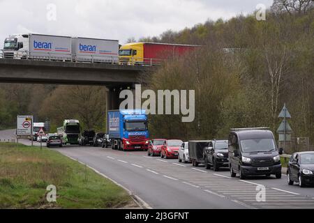 Des camions ont été mis en file d'attente à l'opération Brock sur le M20 (en haut), tandis que les voitures et le trafic domestique faisaient la queue le long du A20 (en bas) près de Maidstone, dans le Kent, alors que des retards de fret se poursuivaient au port de Douvres, dans le Kent, où les services de traversier de P&O restent suspendus après que l'entreprise ait mis à pied 800 employés Date de la photo: Vendredi 8 avril 2022. Banque D'Images