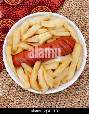 Plats traditionnels sud-africains à emporter ou dans la rue, saucisses russes et chips de pommes de terre Banque D'Images