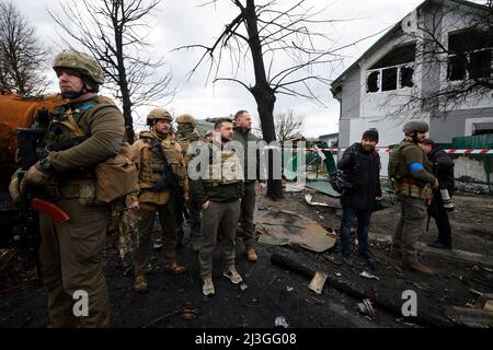 Le président ukrainien Volodymyr Zelenskyya visité la ville de Bucha, dans la région de Kiev, où des massacres de civils ont eu lieu pendant l'occupation par les troupes russes. Le chef de l'État s'est rendu au centre d'aide humanitaire et a parlé aux résidents locaux. Le maire de Bucha, Anatoliy Fedoruk, a parlé au Président de la situation humanitaire dans la ville, de l'état d'avancement de la recherche des cadavres, de l'évaluation des dommages causés par les occupants à des biens privés et communautaires et du rythme de reconstruction de la ville. Banque D'Images