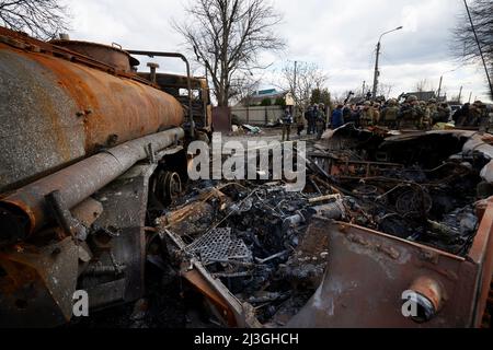 Le président ukrainien Volodymyr Zelenskyya visité la ville de Bucha, dans la région de Kiev, où des massacres de civils ont eu lieu pendant l'occupation par les troupes russes. Le chef de l'État s'est rendu au centre d'aide humanitaire et a parlé aux résidents locaux. Le maire de Bucha, Anatoliy Fedoruk, a parlé au Président de la situation humanitaire dans la ville, de l'état d'avancement de la recherche des cadavres, de l'évaluation des dommages causés par les occupants à des biens privés et communautaires et du rythme de reconstruction de la ville. Banque D'Images