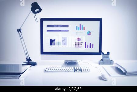 Une prise de vue en studio d'un poste de travail de bureau. Tout le contenu de l'écran est conçu par nous et n'est pas protégé par des droits d'auteur d'autrui, et à l'achat une licence utilisateur est Banque D'Images