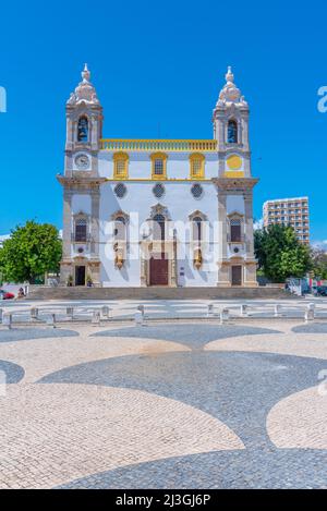 Eglise Carmo avec la célèbre capela dos ossos à Faro, Portugal. Banque D'Images