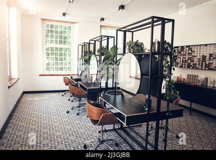 La beauté vient de l'intérieur. À l'intérieur du salon de coiffure. Photo d'un salon de coiffure vide. Banque D'Images