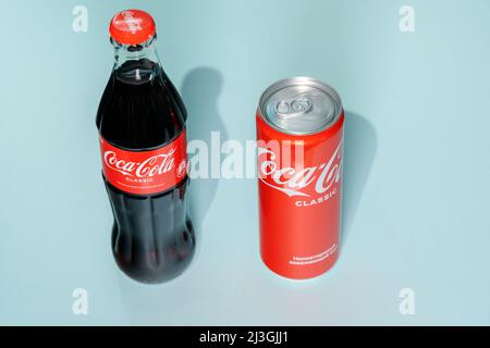 Tyumen, Russie-avril 03, 2022: Coca Cola Classic Drinks CAN and Bottle. Company est le premier producteur mondial de boissons gazeuses. Banque D'Images