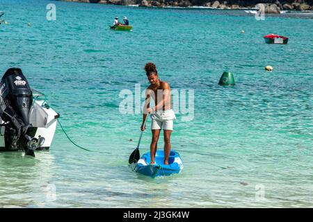 Les hommes des Seychelles sur la plage de Port Launay Mahé Seychelles Banque D'Images