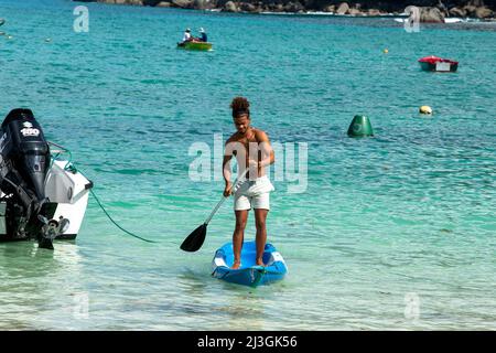 Les hommes des Seychelles sur la plage de Port Launay Mahé Seychelles Banque D'Images