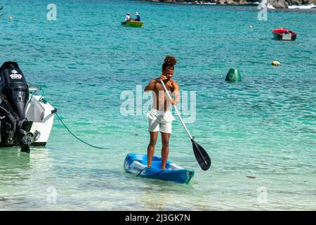 Les hommes des Seychelles sur la plage de Port Launay Mahé Seychelles Banque D'Images