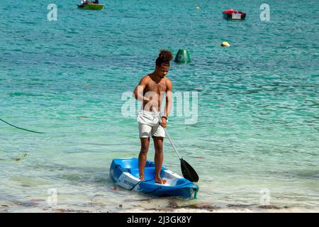 Les hommes des Seychelles sur la plage de Port Launay Mahé Seychelles Banque D'Images