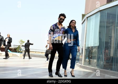 New Delhi, Inde. 08th avril 2022. New Delhi, Inde - 8 avril 2022 - l'étoile indienne Bollywood Shahid Kapoor et Mrinal Thakur pendant le film Thier promotion de 'JERSEY' à l'hôtel Meridien, à New Delhi, le vendredi 8 avril 2022. (Photo de Ravi Batra/Sipa USA) crédit: SIPA USA/Alay Live News Banque D'Images