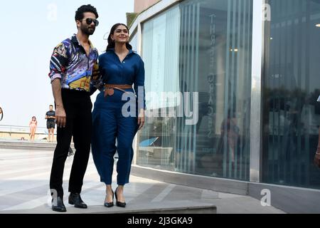 New Delhi, Inde. 08th avril 2022. New Delhi, Inde - 8 avril 2022 - l'étoile indienne Bollywood Shahid Kapoor et Mrinal Thakur pendant le film Thier promotion de 'JERSEY' à l'hôtel Meridien, à New Delhi, le vendredi 8 avril 2022. (Photo de Ravi Batra/Sipa USA) crédit: SIPA USA/Alay Live News Banque D'Images