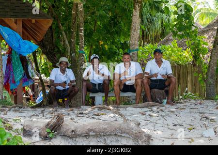 Des hommes des Seychelles sur la plage Banque D'Images