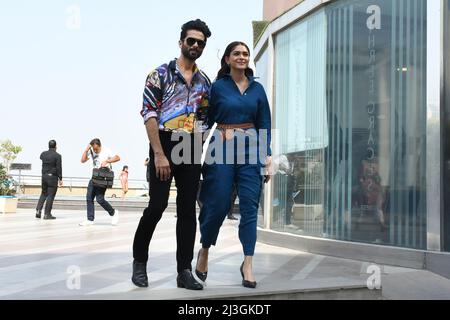 New Delhi, Inde. 08th avril 2022. New Delhi, Inde - 8 avril 2022 - l'étoile indienne Bollywood Shahid Kapoor et Mrinal Thakur pendant le film Thier promotion de 'JERSEY' à l'hôtel Meridien, à New Delhi, le vendredi 8 avril 2022. (Photo de Ravi Batra/Sipa USA) crédit: SIPA USA/Alay Live News Banque D'Images