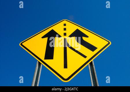 Signe de route montrant new lane sur le droit de la circulation en cours Banque D'Images