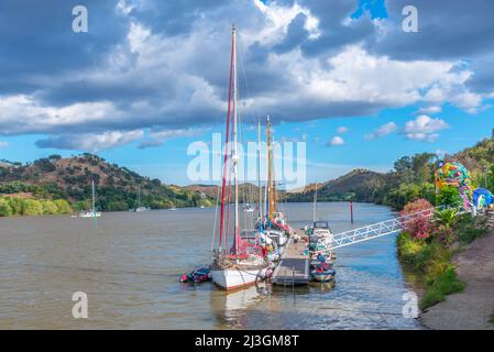 Bateaux à la rivière Guadina vue de la ville portugaise Alcoutim. Banque D'Images