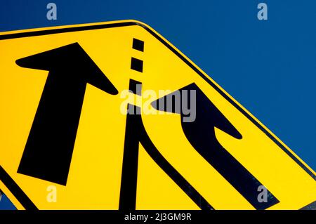 Signe de route montrant new lane sur le droit de la circulation en cours Banque D'Images