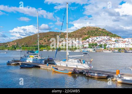 Bateaux à la rivière Guadina vue de la ville portugaise Alcoutim. Banque D'Images