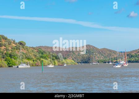 Bateaux à la rivière Guadina vue de la ville portugaise Alcoutim. Banque D'Images