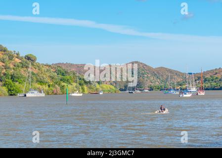 Bateaux à la rivière Guadina vue de la ville portugaise Alcoutim. Banque D'Images