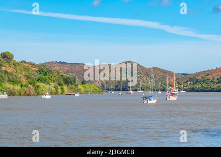 Bateaux à la rivière Guadina vue de la ville portugaise Alcoutim. Banque D'Images