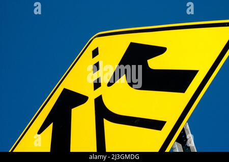 Signe de route montrant new lane sur le droit de la circulation en cours Banque D'Images