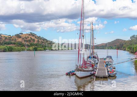 Bateaux à la rivière Guadina vue de la ville portugaise Alcoutim. Banque D'Images