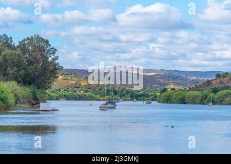 Bateaux à la rivière Guadina vue de la ville portugaise Alcoutim. Banque D'Images