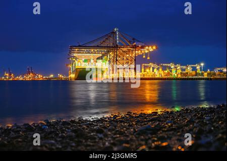 Ever Ace (Evergreen), le porte-conteneurs ultra grand format au port de Felixstowe - janvier 2022. Banque D'Images