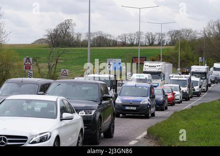 Le trafic quittant le M20 dans le Kent, pendant l'opération Brock, tandis que les retards de fret se poursuivent au port de Douvres, dans le Kent, où les services de ferry P&O restent suspendus après que l'entreprise ait mis à pied 800 employés sans préavis. Date de la photo: Vendredi 8 avril 2022. Banque D'Images