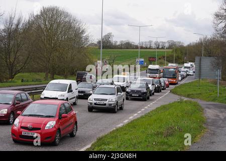 Le trafic quittant le M20 dans le Kent, pendant l'opération Brock, tandis que les retards de fret se poursuivent au port de Douvres, dans le Kent, où les services de ferry P&O restent suspendus après que l'entreprise ait mis à pied 800 employés sans préavis. Date de la photo: Vendredi 8 avril 2022. Banque D'Images