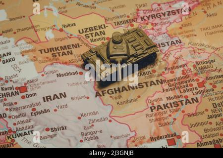 Réservoirs de jouets sur la carte. Conflit du Haut-Karabakh. Banque D'Images