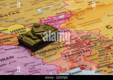 Réservoirs de jouets sur la carte. Conflit du Haut-Karabakh. Banque D'Images