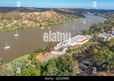 Bateaux à la rivière Guadina vue de la ville portugaise Alcoutim. Banque D'Images