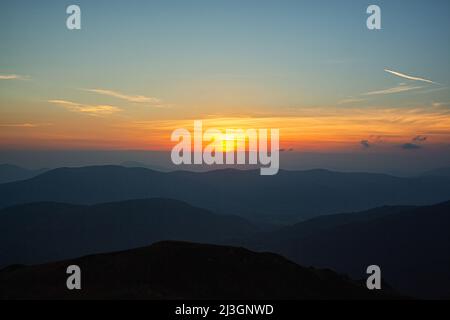 Coucher de soleil orange dans les montagnes polonaises Bieszczady Banque D'Images