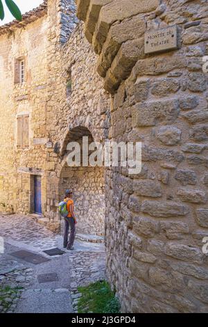 France, Alpes-de-haute-Provence, Parc naturel régional du Luberon, Luberon, village perché au-dessus de la vallée de la Durance, allée du village médiéval Banque D'Images