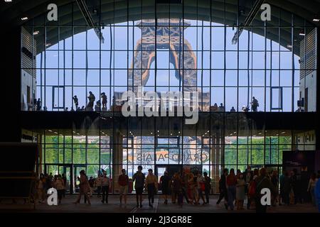France, Paris, région classée au patrimoine mondial par l'UNESCO, la Tour Eiffel vue à travers le toit en verre du Grand Palais Ephemere par le cabinet Wilmotte, construit lors de la rénovation du Grand Palais et pour les Jeux Olympiques de 2024 Banque D'Images