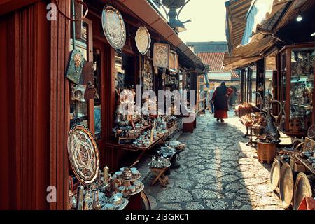 SARAJEVO, BOSNIE-HERZÉGOVINE - 14 JUILLET 2018 : une femme musulmane marchant dans le bazar de la rue de Sarajevo Banque D'Images