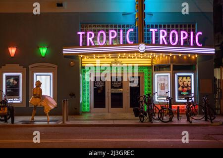 États-Unis, Floride, Key West, façade du cinéma illuminée de lumières néon, la nuit dans le quartier touristique de Key West Banque D'Images