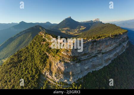 France, Isère, environs de Grenoble, le Sappey-en-Chartreuse, parc naturel régional de Chartreuse, vue sur le fort Saint-Eynard et Chamechaude (alt : 2082m) (vue aérienne) Banque D'Images