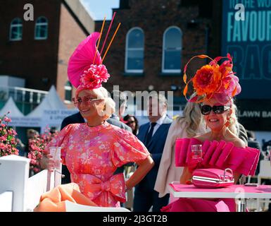 Hippodrome d'Aintree. 8th avril 2022. Aintree, Merseyside, Angleterre: Grand Festival national, jour 2: Les dames posent pour les photographes le deuxième jour de la grande rencontre nationale à l'hippodrome d'Aintree à Liverpool, Angleterre, le 8th avril 2022. Le deuxième jour de la grande réunion nationale de trois jours est traditionnellement connu sous le nom de Journée des dames. Crédit : action plus Sports/Alamy Live News Banque D'Images