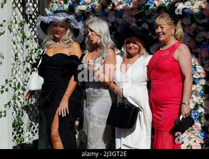 Hippodrome d'Aintree. 8th avril 2022. Aintree, Merseyside, Angleterre: Grand Festival national, jour 2: Les dames posent pour les photographes le deuxième jour de la grande rencontre nationale à l'hippodrome d'Aintree à Liverpool, Angleterre, le 8th avril 2022. Le deuxième jour de la grande réunion nationale de trois jours est traditionnellement connu sous le nom de Journée des dames. Crédit : action plus Sports/Alamy Live News Banque D'Images