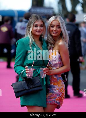 Hippodrome d'Aintree. 8th avril 2022. Aintree, Merseyside, Angleterre: Grand Festival national, jour 2: Les dames posent pour les photographes le deuxième jour de la grande rencontre nationale à l'hippodrome d'Aintree à Liverpool, Angleterre, le 8th avril 2022. Le deuxième jour de la grande réunion nationale de trois jours est traditionnellement connu sous le nom de Journée des dames. Crédit : action plus Sports/Alamy Live News Banque D'Images