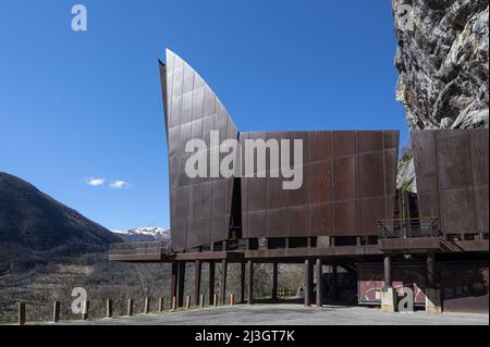 France, Ariège, massif des Pyrénées, Tarascon sur Ariège, bâtiment en acier de l'entrée de la grotte préhistorique décorée de Niaux Banque D'Images