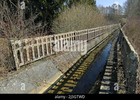 France, territoire de Belfort, Meroux-Moval, aqueduc alimentant le canal Rhône-Rhin à Montreux-Château, arrive du bassin de Champagney Banque D'Images